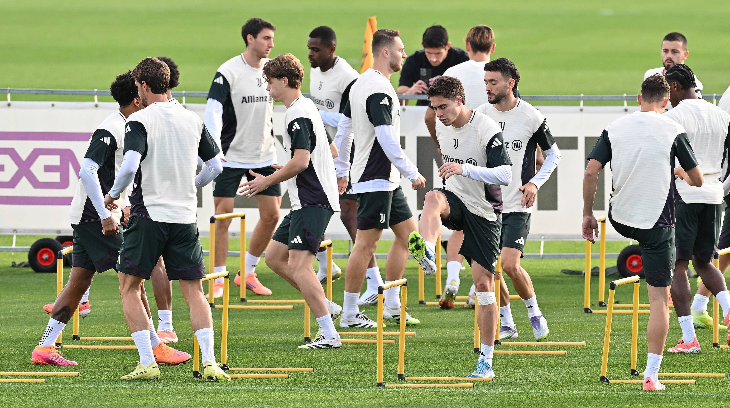 关于赛前体能课后；成都蓉城刷新队史纪录备战欧冠；更衣室稳定；更衣室氛围转暖的信息-爱游戏